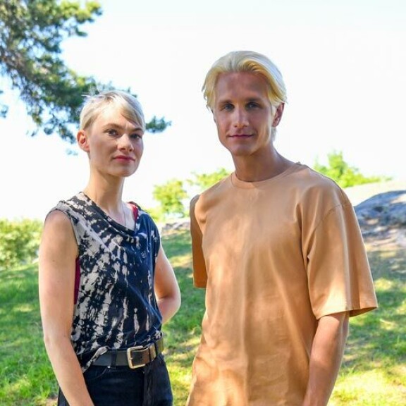 Hemmon roolihahmo Janne kiistelee Rantabaari -sarjassa Jartsa Eerolan näyttelemän Aino Sirjen kanssa. Oikeassa elämässä näyttelijät tulevat kuitenkin juttuun. Hemmon roolihahmo Janne kiistelee Rantabaari -sarjassa Jartsa Eerolan näyttelemän Aino Sirjen kanssa. Oikeassa elämässä näyttelijät tulevat kuitenkin juttuun.