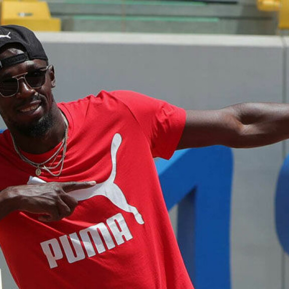 Usain Bolt poseeraa kameroille Limassa tavaremerkkisellä tuuletuksellaan. usain bolt tuulettaa