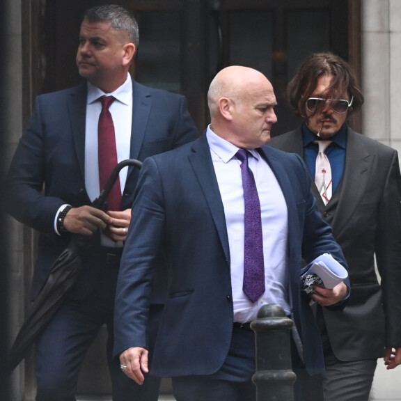 Johnny Deppin ja Amber Heardin myrskyisästä avioliitosta paljastui oikeussalissa erikoinen kakka-asia: Näyttelijä vitsaili jättävänsä pökäleen vaimonsa kiusaksi, löysi itse ulostetta sängystään! Depp