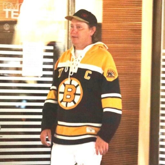 Tuottaja Petteri Ahomaa oli pukeutunut NHL-seura Boston Bruinsin pelipaitaan. Tuottaja Petteri Ahomaa oli pukeutunut NHL-seura Boston Bruinsin pelipaitaan.