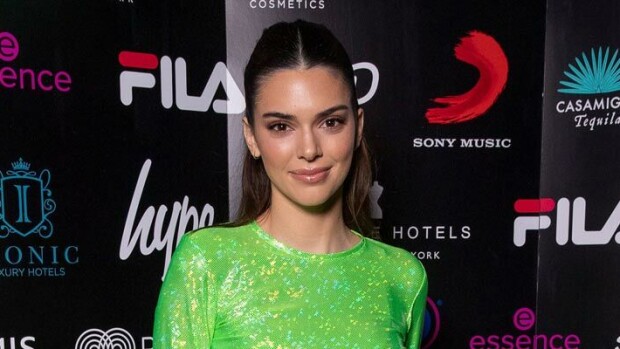 Suorastaan huutaa huomiota! Kendall Jenner käänsi katseita liskoasussa – Seiskan muotipoliisi arvioi tähtien haalariasut! Kendall Jenner
