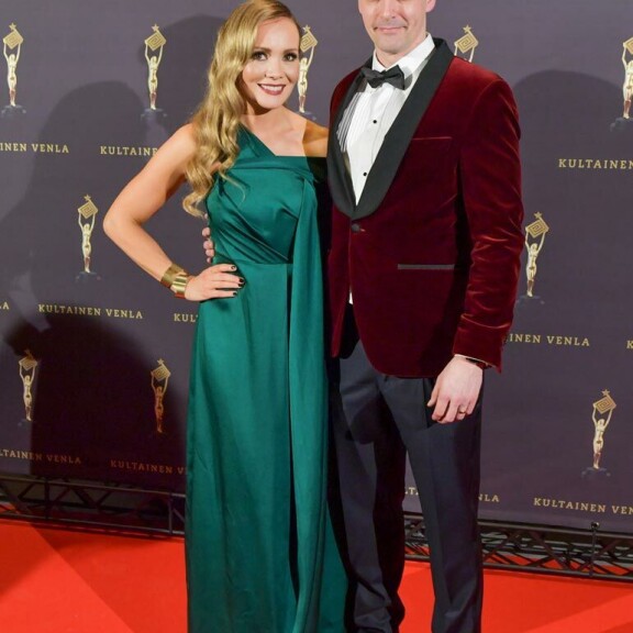 Marjaa ja Ileä on pyydetty usein työskentelemään myös yhdessä. – Vuorottelemme lastenhoidossa. Emme pystyisi järjestämään sitä mitenkään, Marja sanoo. Marjaa ja Ileä on pyydetty usein työskentelemään myös yhdessä. – Vuorottelemme lastenhoidossa. Emme pystyisi järjestämään sitä mitenkään, Marja sanoo.