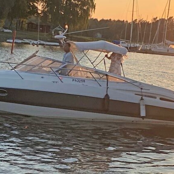 Renny toi näyttävän veneensä tankille Haminaan ilta-auringon viime kajossa. Renny toi näyttävän veneensä tankille Haminaan ilta-auringon viime kajossa.