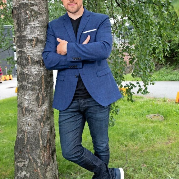 Juha kertoo, ettei televisio vedä puoleensa vain siksi, että saa oman naaman esille tai enemmän palkkaa. – Tärkeämpää on, että sitä on kiva tehdä. Juha kertoo, ettei televisio vedä puoleensa vain siksi, että saa oman naaman esille tai enemmän palkkaa. – Tärkeämpää on, että sitä on kiva tehdä.