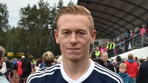 Istuutui ex-futarin syliin! Mikael Forssell ja kampaajablondi nähty yhdessä aikaisemminkin – poistuivat ravintolasta taksilla! Mikael Forssell