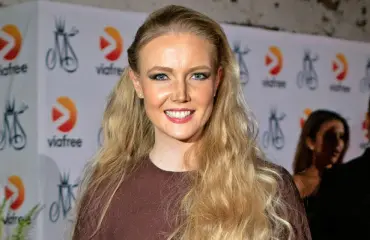 Ex-missi Essi Pöysti juhli puuhäitä – kaunotar ei ole muuttunut juuri yhtään naimisiinmenon jälkeen: kuvassa vaimostaan haltioitunut aviomies!