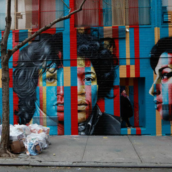 27 klubilaisten muistoksi tehty maalaus New Yorkin katukuvassa. Vasemmalta oikealle: Janis Joplin, Kurt Cobain, Jim Morrison, Jimi Hendrix ja Amy Winehouse. Muistomaalaus