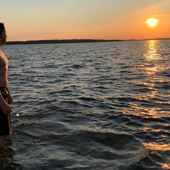 Huh, mikä topless-rantaleijona! Radiotähti Oku Luukkainen väisti burnoutin koronan ansiosta, nyt hän palaa tositoimiin 'varmalla kesähitillä' - kuvat! Oku Luukkainen