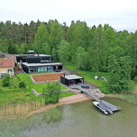 Tontti on saanut kivan nurmipeitteen. Räppärillä on pieni uimaranta, jolta kelpaa pulahtaa Itämeren kuohuihin. Tontti on saanut kivan nurmipeitteen. Räppärillä on pieni uimaranta, jolta kelpaa pulahtaa Itämeren kuohuihin.