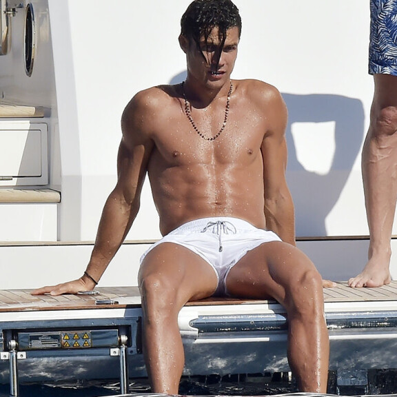 Tulikuuma Cristiano Ronaldo vilvoitteli märissä valkoisissa uimasortseissa - vaan mitä teki hemaiseva tyttöystävä Georgina?! Katso kuvat! cristiano ronaldo