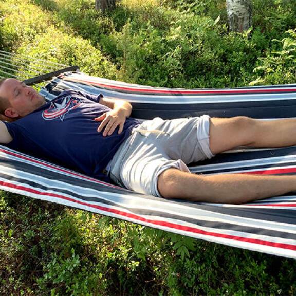 Huh, mikä topless-rantaleijona! Radiotähti Oku Luukkainen väisti burnoutin koronan ansiosta, nyt hän palaa tositoimiin 'varmalla kesähitillä' - kuvat! Oku Luukkainen