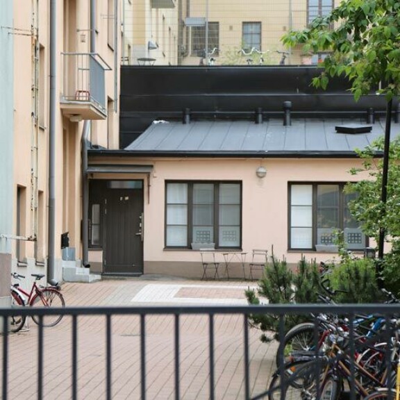 Nicke Lignellillä kolme kerrosta, Jaana Pesoselle riittää pikkuyksiö – näin Syke-sarjan tähdet asuvat! Helmi-Leena Nummela talo
