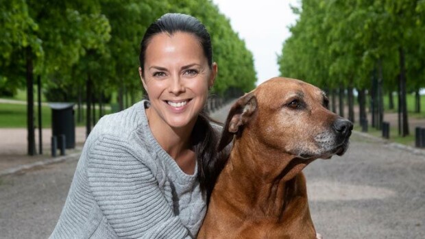 Satu Tuomisto varautuu rakkaan Leo-koiransa poislähtöön – ”Pyyteettömintä rakkautta on uskaltaa luopua!” Satu Tuomisto ja Leo