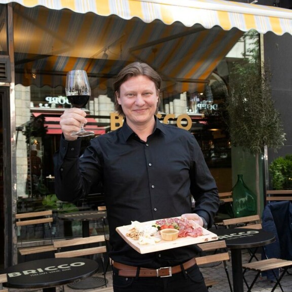 – Olen saanut valtavasti palautetta, että vitsi kun tällainen ravintola olisi Turussa ja Tampereella. Saa nähdä, mahdollisesti tulevaisuudessa. – Olen saanut valtavasti palautetta, että vitsi kun tällainen ravintola olisi Turussa ja Tampereella. Saa nähdä, mahdollisesti tulevaisuudessa.