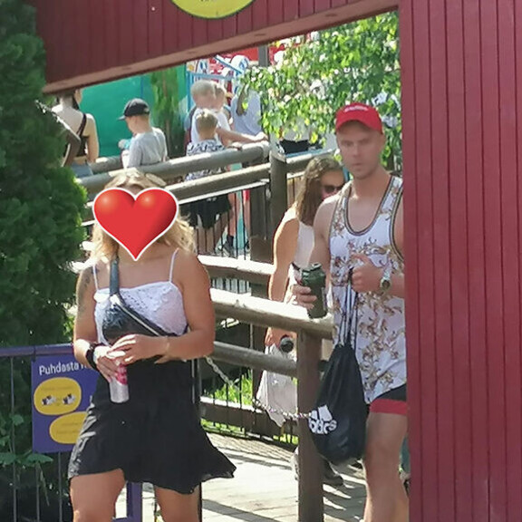 Valton sinkkukesä on saanut vauhdikkaan alun. Valto ja deitti Linnanmäellä