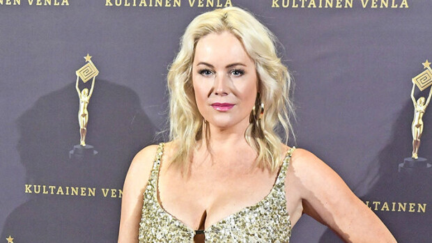 Mitä ihmettä?! Anne Kukkohovi, 49, näyttää tuoreissa hellekuvissa kuin parikymppiseltä - katso! Anne Kukkohovi