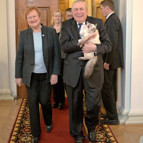 Tarja sai Meggin lahjaksi Venäjän silloiselta pääministeriltä Dmitri Medvedeviltä vuonna 2013. Tarja sai Meggin lahjaksi Venäjän silloiselta pääministeriltä Dmitri Medvedeviltä vuonna 2013.