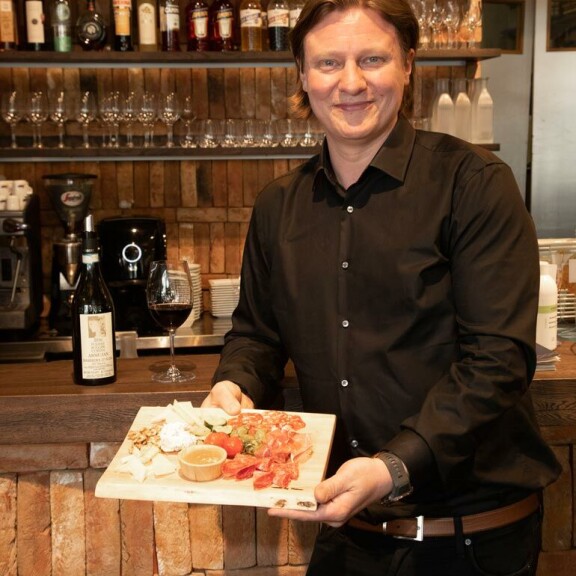 Jaajo näyttelee seuraavaksi Renny Harlinin ohjaamassa Luokkakokous 3 -elokuvassa. – Olen näytellyt viime kuukaudet ravintoloitsijaa, Jaajo vitsailee. Jaajo näyttelee seuraavaksi Renny Harlinin ohjaamassa Luokkakokous 3 -elokuvassa. – Olen näytellyt viime kuukaudet ravintoloitsijaa, Jaajo vitsailee.