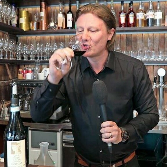 – Baarin jokaisella viinillä on tarinansa, joka kerrotaan asiakkaalle tarjoilun yhteydessä, Jaajo kertoo. – Baarin jokaisella viinillä on tarinansa, joka kerrotaan asiakkaalle tarjoilun yhteydessä, Jaajo kertoo.