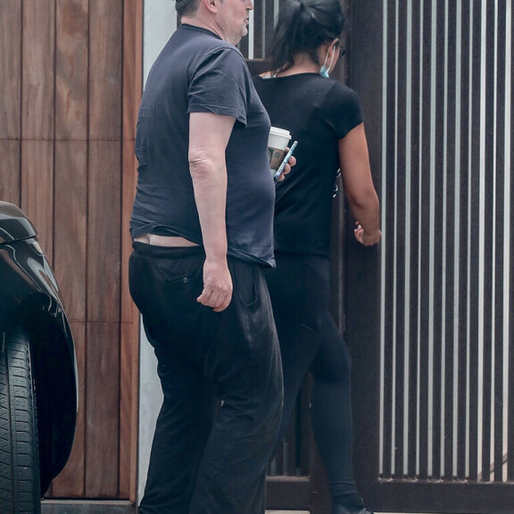 Matthewin paita peitti onneksi pahimmat kohdat. Matthew Perry