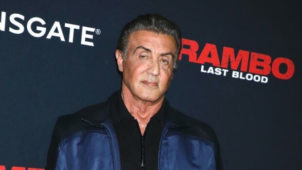 Sylvester Stallone käsikirjoitti tähdittämänsä Rocky-elokuvan – supertähti jäi ilman osuutta miljardituotoista: ”Olin suorastaan raivoissani!” Sylvester Stallone