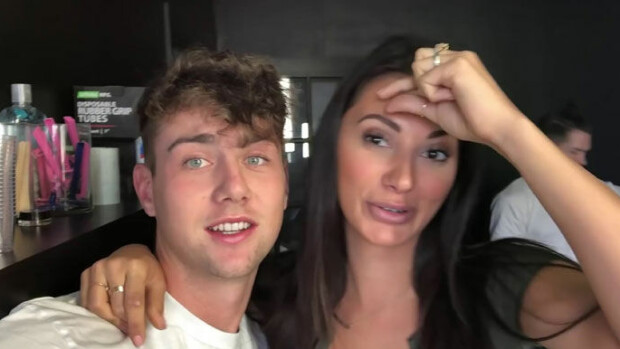 Sokkikäänne: Too Hot To Handle -sarjan hottisparin Harryn ja Francescan suhde ohi! 'Harry halusi erota' Harry Jowsey & Francesca Farago