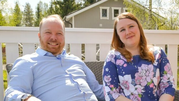 Ensitreffit alttarilla -kohusarjassa toisensa löytäneet Anniina Marjamäki ja Ville Manner: Näin onnistunut parisuhde rakentuu! Anniina Marjamäki ja VIlle Manner