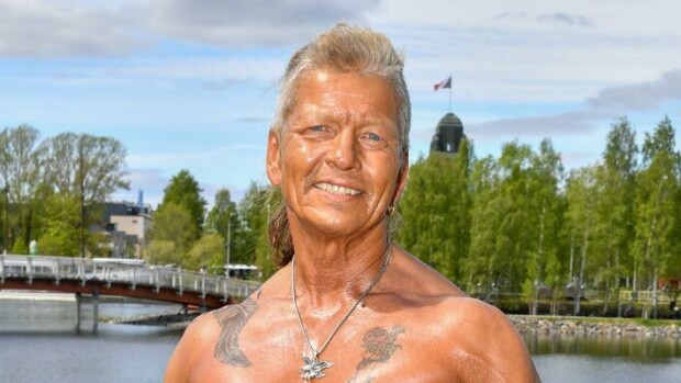 Nakuilua yleisellä rannalla! Joensuussa tunteita nostattava Mauri Karjalainen paljastaa näyttävän rusketuksensa salaisuuden! Mauri Karjalainen