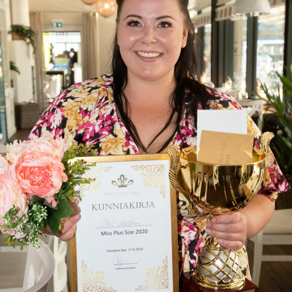 Siiri Lipiäinen on vuoden 2020 Miss Plus Size. Siiri Lipiäinen on vuoden 2020 Miss Plus Size.