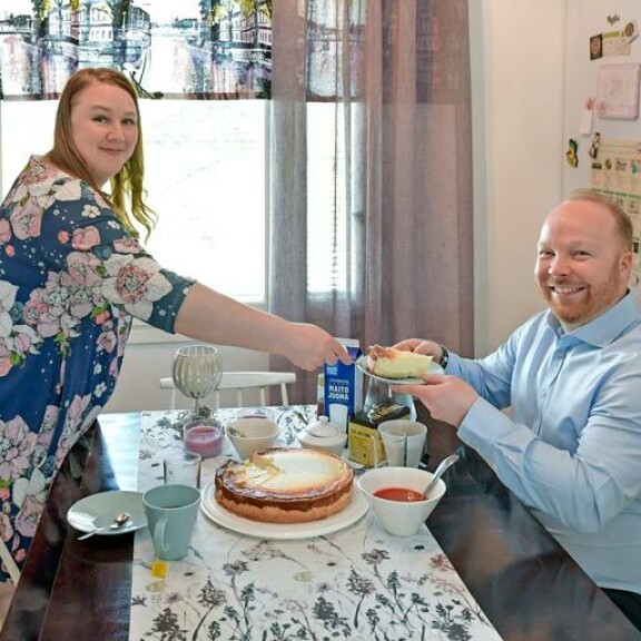 Arjen rutiineista nauttivat Anniina ja Ville ovat vaihtaneet kevääksi rooleja Anniinan ravintolan ollessa suljettuna. Ville saa nyt vuorostaan nauttia täysihoidosta. Arjen rutiineista nauttivat Anniina ja Ville ovat vaihtaneet kevääksi rooleja Anniinan ravintolan ollessa suljettuna. Ville saa nyt vuorostaan nauttia täysihoidosta.