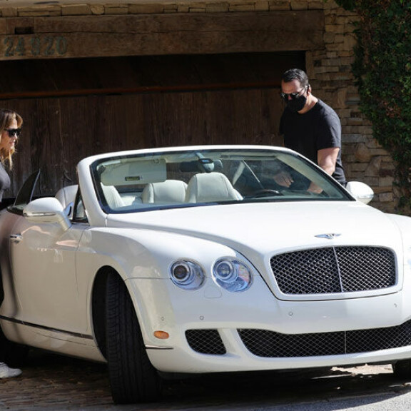 Tässäkö Jennifer Lopezin uusi luksuskoti? Latinotähti kävi katsomassa kämppää tiukat 'ostohousut' jalassaan - kuvat! Jennifer Lopez