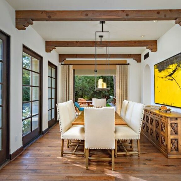 Päivänvalo suorastaan tulvii ruokailutilaan. Päivänvalo suorastaan tulvii ruokailutilaan.