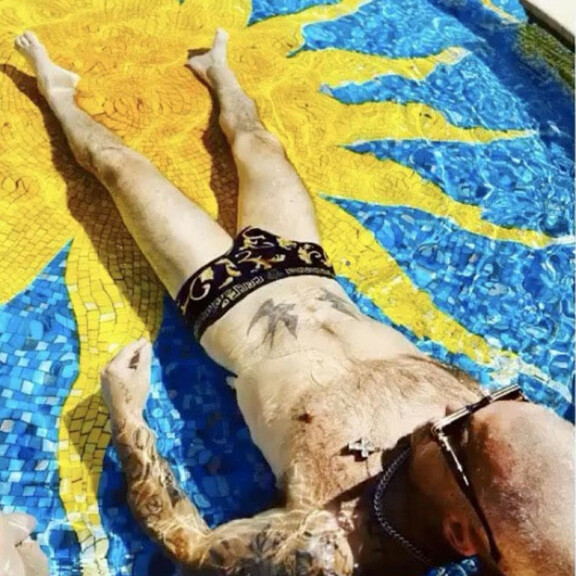 Mitä mieskarkkeja! Nämä pullistelijat ovat hioneet vartaloistaan veistoksia – kuumat lihaskimput kelpaisivat juhannusheiloiksi vaikka kenelle! Robbie Williams