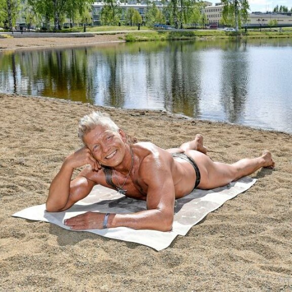 Karate-Mauri hölvää itsensä oliiviöljyllä ennen auringonottoa. – Kerran Espanjassa olen palanut, kun käytin oikeaa aurinkorasvaa. Karate-Mauri hölvää itsensä oliiviöljyllä ennen auringonottoa. – Kerran Espanjassa olen palanut, kun käytin oikeaa aurinkorasvaa.
