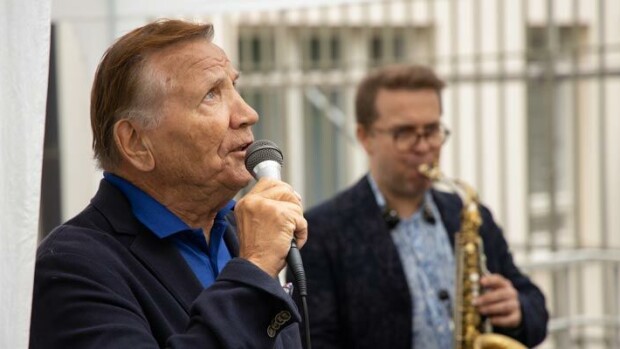Eino Grön on tehnyt koronakriisin aikana 20 keikkaa – ”Olen huono laulamaan suihkussa!” Eino Grön