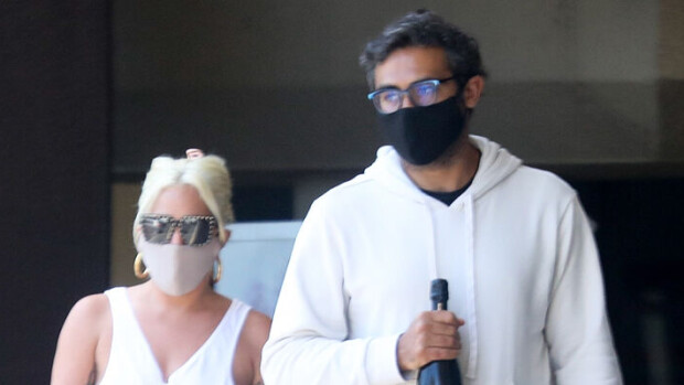 Lady Gagan vaalea trikoopeppu ja rintsikkatoppi käänsivät päät ruokakaupassa - miesystävä nappasi lounaskuoharit matkaan! Lady Gaga