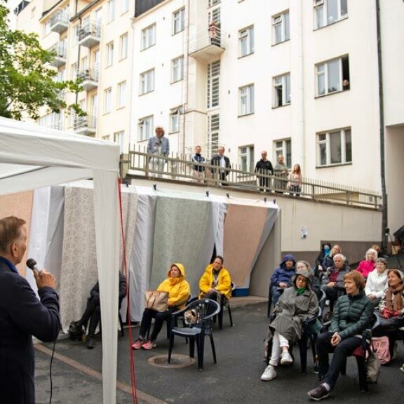Eino esitti Lallukan-keikalla Helsinki-aiheisia kappaleita. – Muutin Helsinkiin Porin Reposaaresta vuonna 1961. Olen kuullut Stadin murretta nuoresta pitäen, sillä bändin kundit puhuivat sitä. Eino esitti Lallukan-keikalla Helsinki-aiheisia kappaleita. – Muutin Helsinkiin Porin Reposaaresta vuonna 1961. Olen kuullut Stadin murretta nuoresta pitäen, sillä bändin kundit puhuivat sitä.