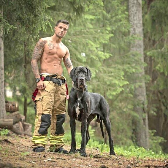 Palomies-Kris on Martinan uusi, silmää viehättävä rakas. Palomies-Kris on Martinan uusi, silmää viehättävä rakas.