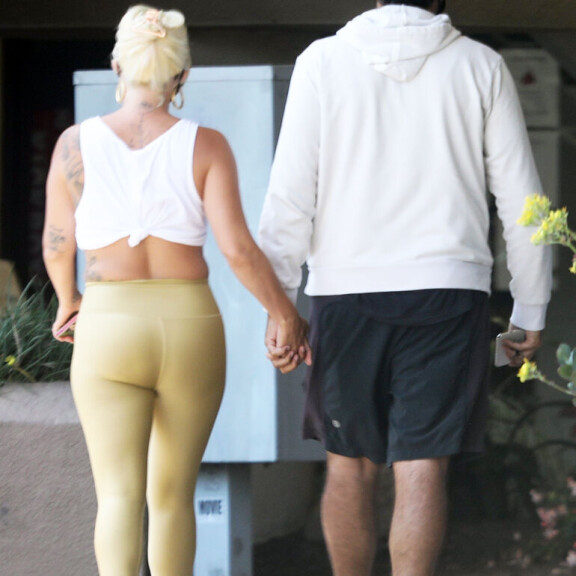 Lady Gagan vaalea trikoopeppu ja rintsikkatoppi käänsivät päät ruokakaupassa - miesystävä nappasi lounaskuoharit matkaan! Lady Gaga Michael Polansky