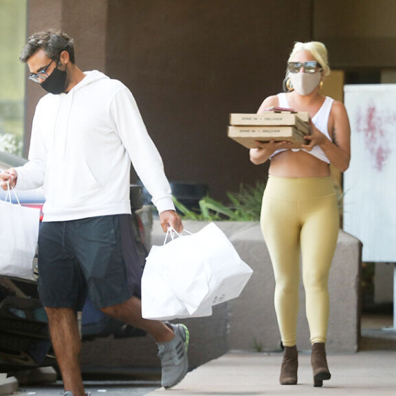 Lady Gagan vaalea trikoopeppu ja rintsikkatoppi käänsivät päät ruokakaupassa - miesystävä nappasi lounaskuoharit matkaan! Lady Gaga Michael Polansky