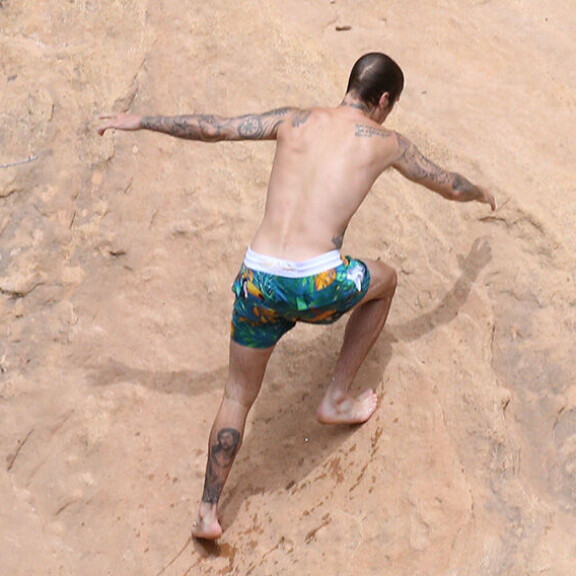 Justin Bieber ja mallivaimo löysivät syyn paljastella keskellä vuoria - kuvasarja! Justin Bieber ja Hailey loma