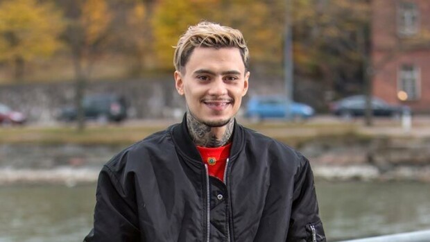 Kaksi autoa?! Mersunsa öky-Teslaan vaihtanut Mikael Gabriel kruisailee avo-Porschella tatuoinnit vilkkuen! Mikael Gabriel