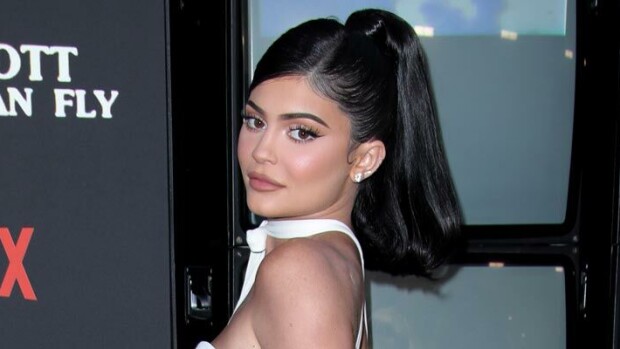 Kylie Jennerin uusi lukaali on kuin luksushotelli! Kaunotar keikistelee uima-altaalla pepun paljastavissa stringibikineissä! Kylie Jenner