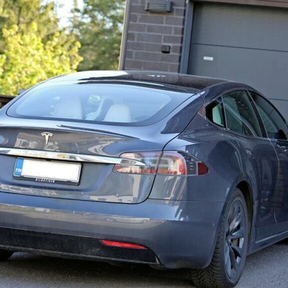 Tesla-sähköauton hinta, liki 100 000 euroa pitää vähävaraiset loitolla. Tesla-sähköauton hinta, liki 100 000 euroa pitää vähävaraiset loitolla.