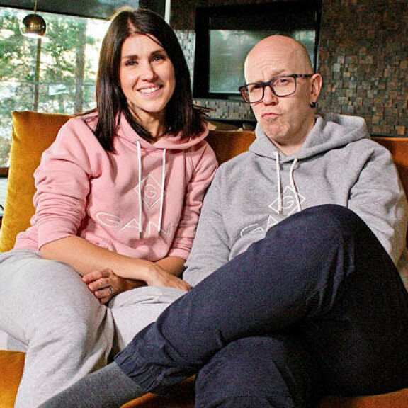 Jannika B ja Toni Wirtanen istumassa kotonaan, jonka Lauri Ylönen suunnitteli. Jannika B ja Toni Wirtanen