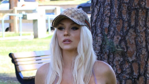 Aina vähän porno! Courtney Stoddenin ylikireä toppi käänsi päät puistossa - onko tuo samanlainen koira kuin Sofia Belórfilla?! srfrh