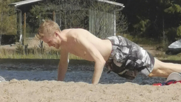 Viikon Kääk-juorut: Roni Bäck pullisteli rannalla, Antti Tuisku lenkkeili luuri kädessä, Pate Mustajärvi parkkeerasi törkeästi - kuvat! ro