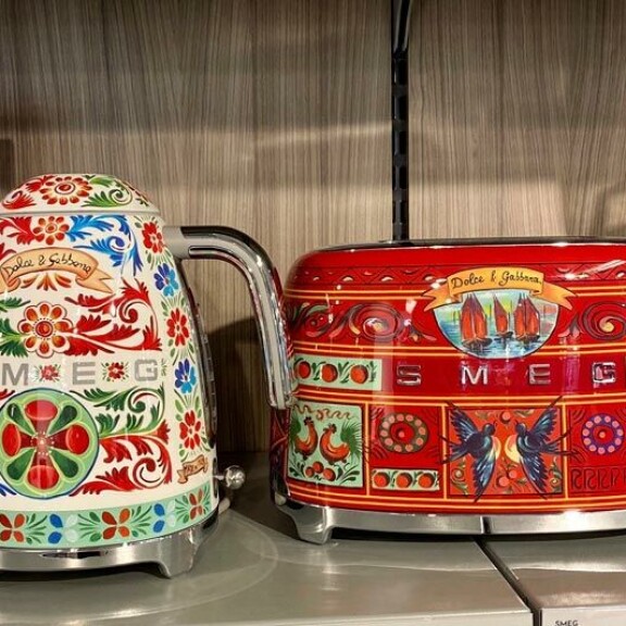 Stefu osti Sofialle Smegin Dolce & Gabbana -ökykodinkoneita. Stefu osti Sofialle Smegin Dolce & Gabbana -ökykodinkoneita.