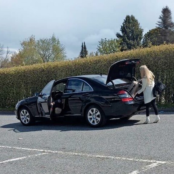 Danny oli jo astumassa ulos Mersustaan, kun huomasi lukijamme kamerakännykän ja vetäytyi takaisin autoon. Näyttävä mysteeriblondi sai yksin lastata matkalaukkunsa takakonttiin. Danny oli jo astumassa ulos Mersustaan, kun huomasi lukijamme kamerakännykän ja vetäytyi takaisin autoon. Näyttävä mysteeriblondi sai yksin lastata matkalaukkunsa takakonttiin.