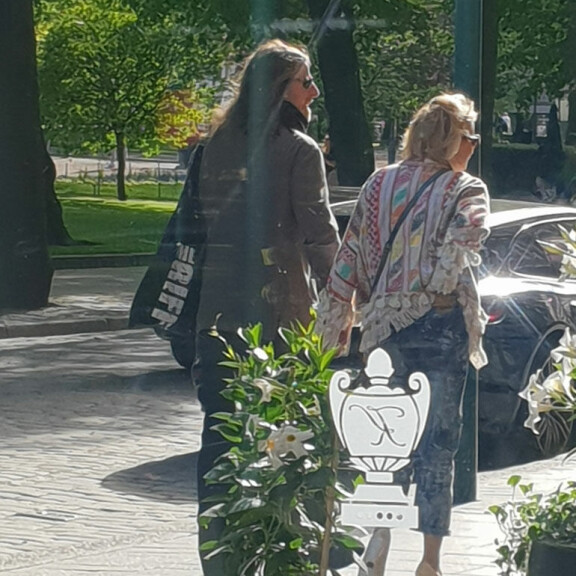 Terassien avaaminen ajoi suomalaisjulkkikset nautiskelemaan – Jone Nikulalle maistui olut, Mikko Leppilammelle viini: Todella hauskaa näytti olevan! Jone ja Hanna